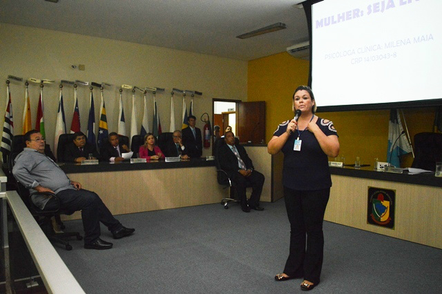 Câmara de Vereadores de Amambai realiza sessão solene, conheça as homenageadas A psicóloga Milena Maia abordou, na sessão solene em homenagem às mulheres, o tema saúde emocional / Foto: Moreira Prodções