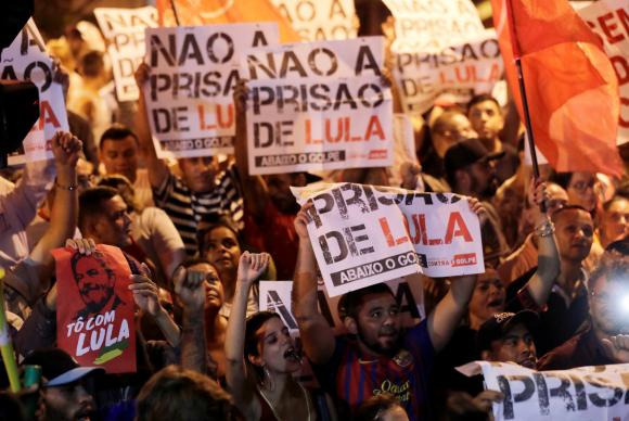 Manifestantes fazem ato de apoio a Lula em frente ao Sindicato dos Metalúrgicos em São Bernardo do Campo / Foto: Reuters/Paulo Whitaker
