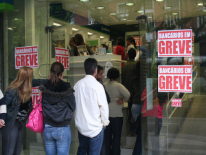 Greve dos bancários fecha 7.723 agências no país Greve dos bancários fecha 7.723 agências no país