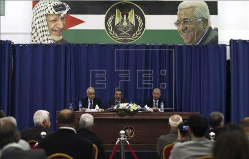 O chefe da comissão oficial palestina que investiga as causas da morte do histórico líder Yasser Arafat, Taufik Tirawi (c), durante coletiva de imprensa oferecida nesta sexta-feira junto com o médico, Abdala Bashir (e), e o ministro de Justiça, Ali Muhana, em Ramala (Palestina). EFE