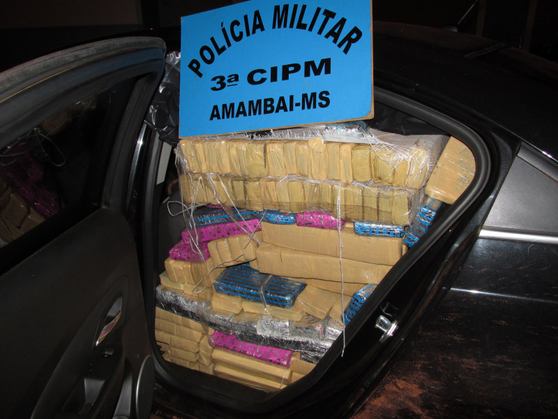 PM apreende maconha e cumpre mandado de prisão em Amambai