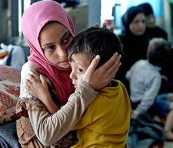 Mãe e filho fogem da violência no país. Foto: Acnur/S. Baldwin