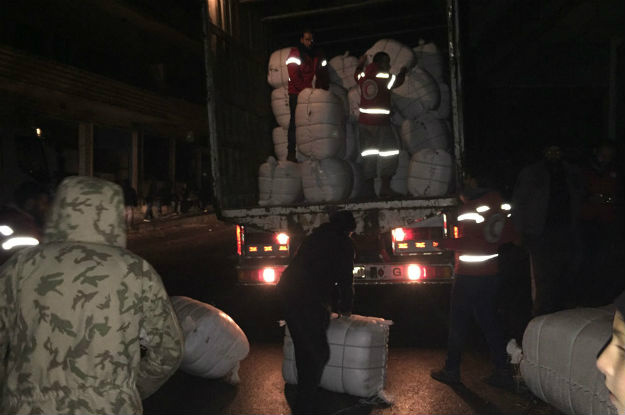 Voluntários do Crescente Vermelho Árabe entregam suprimentos em Madaya, Síria. Foto: Unicef