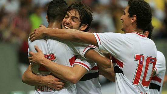 São Paulo vira, derrota o Botafogo e ameaça o Cruzeiro