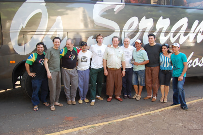 Ao centro, Diocézio Sguissard, patrão do CTG de Amambai com os musicos do grupo Os Serranos.