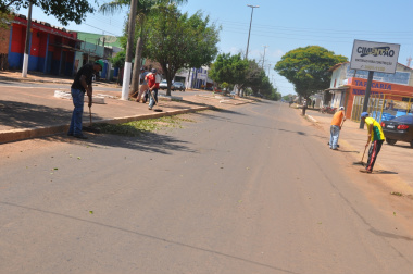 Secretaria de serviços urbanos realiza limpeza de ruas em Amambai Secretaria de serviços urbanos realiza limpeza de ruas em Amambai
