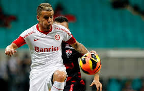 Vitória passa pelo Inter e foge da última posição do Brasileirão
