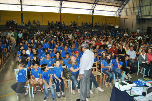 André Puccinelli conversa com alunos que receberam prêmios em 2012; a solenidade foi no Ginásio de Esportes.