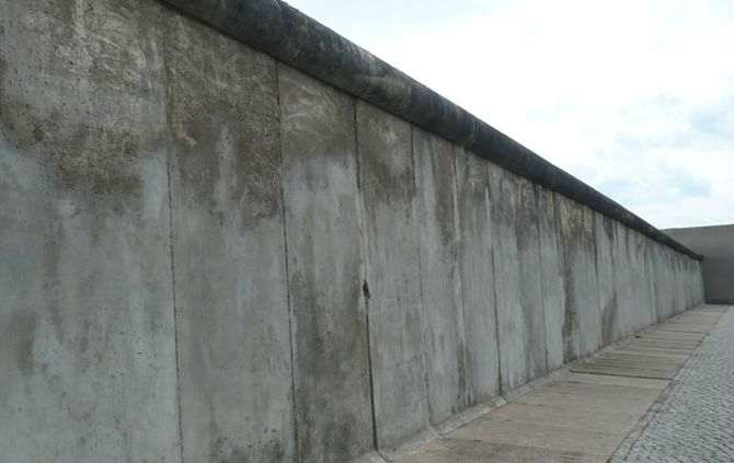 Hungria começa a construir muro para conter imigrantes na fronteira com a Sérvia