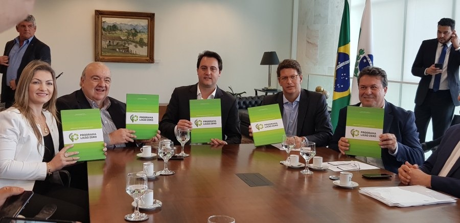 Ministério do Meio Ambiente lança Programa Nacional Lixão Zero Greca, Ratinho Jr e Ricardo Salles (ao centro) durante lançamento do programa Lixão Zero no Palácio do Iguaçu, em Curitiba (PR) Crédito: Ministério do Meio Ambiente