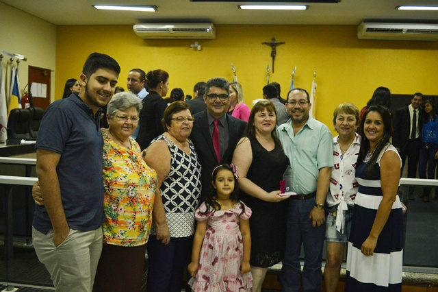 Sandra Bampi, uma das homenageadas, e sua família, com o vereador Fernando Fisher, que entregou a ela o troféu pelo Dia Internacional da Mulher. / Foto: Moreira Prodções