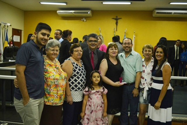 Homenagem da Câmara de Vereadores à personalidades femininas de Amambai (2) Sandra Bampi, uma das homenageadas, e sua família, com o vereador Fernando Fisher, que entregou a ela o troféu pelo Dia Internacional da Mulher. / Foto: Moreira Prodções