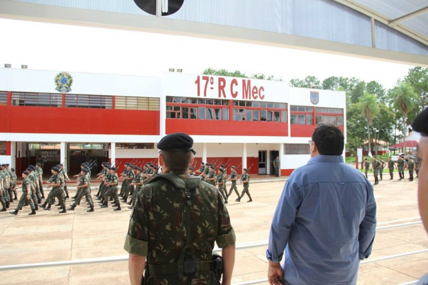 17º RC Mec recebe 173 novos soldados em Amambai Militares desfilaram no pátio do Regimento Solon Ribeiro Foto: Assessoria