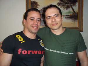 Militar que assumiu relação gay pede aposentadoria do Exército Fernando Alcântara de Figueiredo (esq.) e LaciAraújo, no apartamento onde moram, em Brasília(Foto: Iara Lemos/G1)
