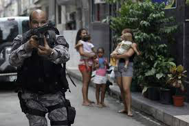 Suspeito de chefiar venda de cocaína em Favela da Maré é preso