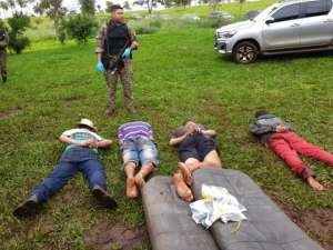 Seis morrem em confronto com a polícia na fronteira Policial paraguaio vigia quatro presos em local do confronto, nesta manhãFoto: Reprodução/Capitan Bado.com