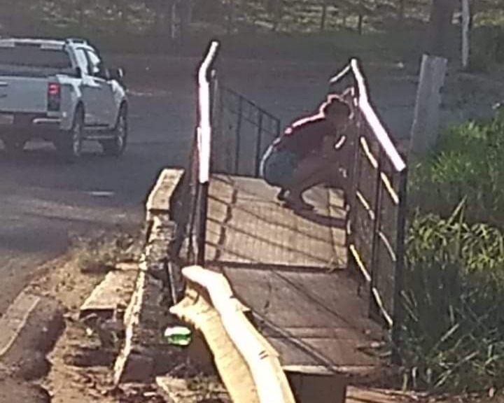 Estudante impede que mulher cometa suicídio em Amambai Momento em que Bianca conversava com a mulher que tentava se jogar da ponte / Foto: Rede Social