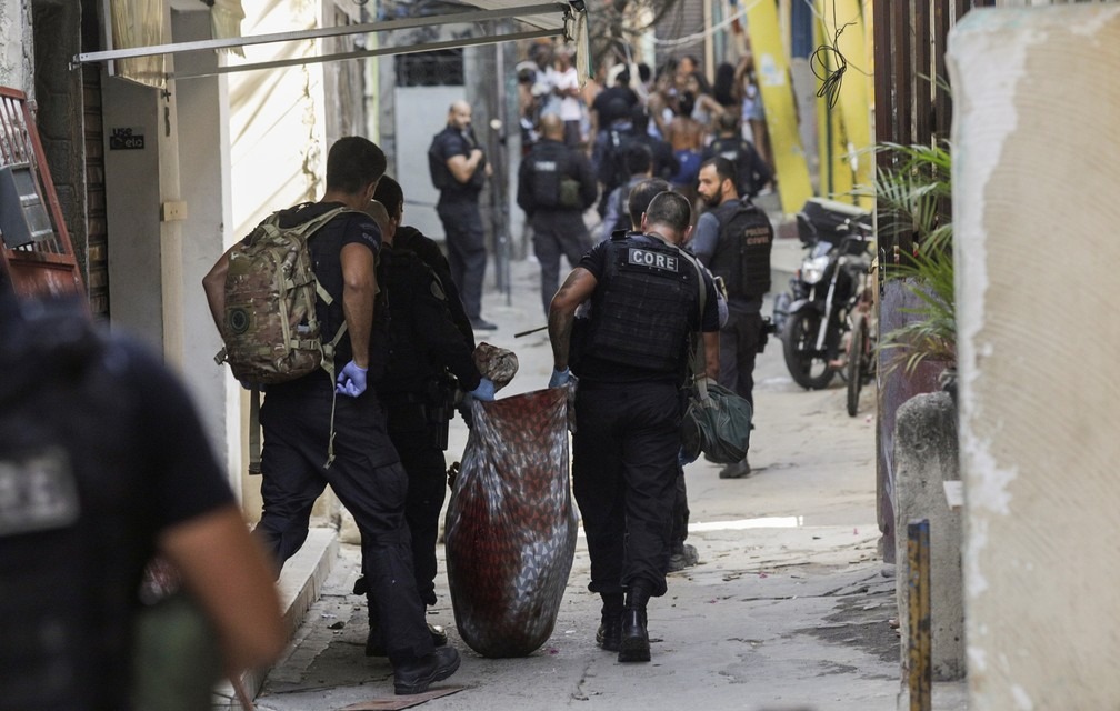 Polícia divulga lista de 28 mortos em Jacarezinho e OAB contesta Corpo de morador do Jacarezinho retirado num saco pela polícia (Foto: RICARDO MORAES / REUTERS