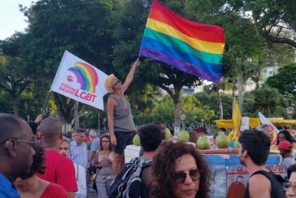 Visibilidade lésbica ainda é desafio para garantia de acesso a direitos Manifestantes levantam bandeiras do movimento LGBT