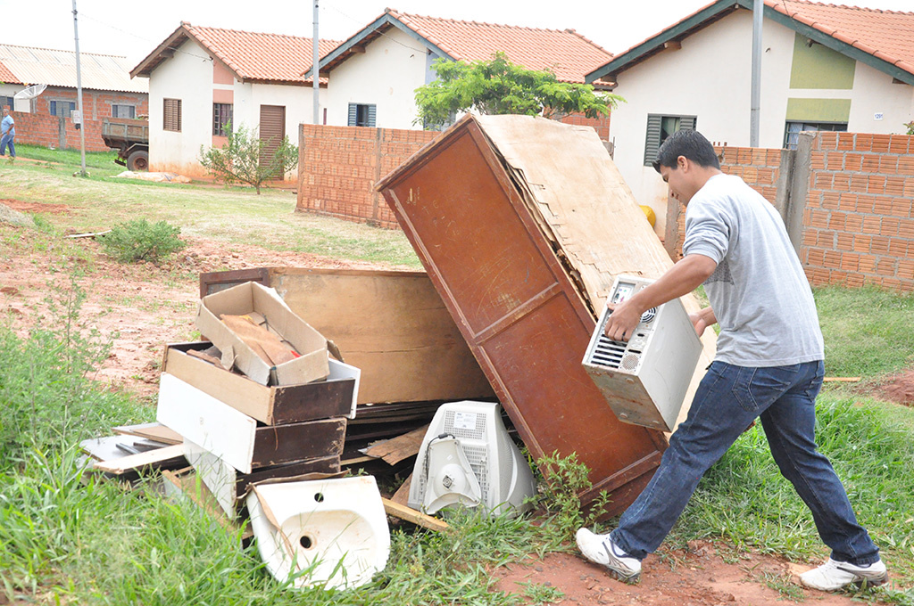 Vilas são atendidas pela 3º edição do Minha cidade é Dez em Amambai Trabalhos como o de tapa buracos, limpeza das ruas, roçada, retirada dos entulhos e pintura está sendo realizado.