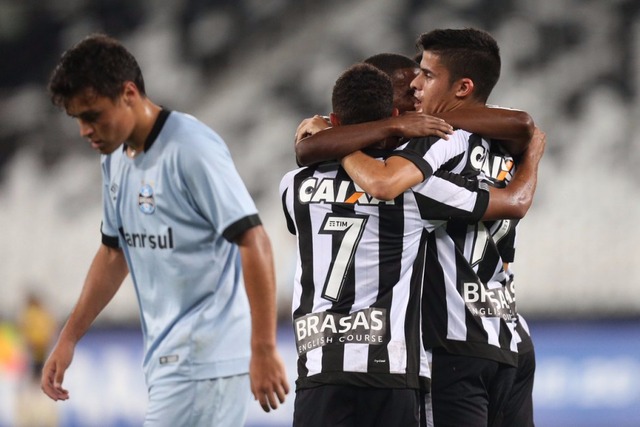 Botafogo bate o Grêmio e pressiona os líderes Créditos: Twitter oficial do Botafogo