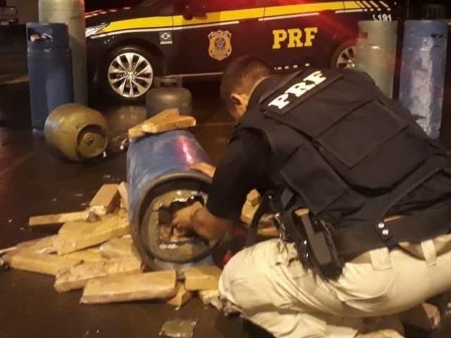 Motorista é preso em Ponta Porã, com 252 kg de maconha dentro de botijões de gás Droga estava escondida dentro de botijões de gás. (Foto: Divulgação/PRF)