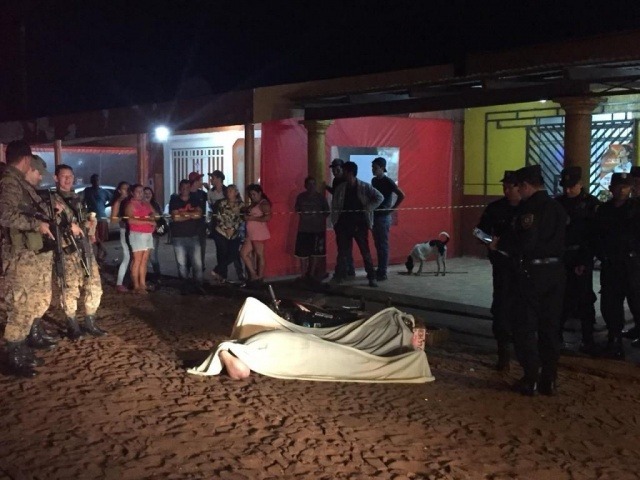 Homem é executado na frente de escola na fronteira Corpo da vítima ainda no local do crime. (Foto: Porã News)