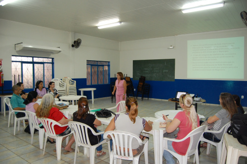 Simted promove seminário sobre o Previbai Presidente do Simted, Olga Mariano, durante reunião com professores.