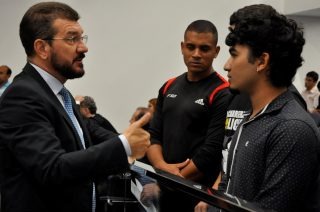 Deputado recebe candidatos de concurso da PM e Bombeiros (Foto: Luciana Nassar/ALMS)