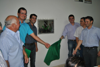 Momento do descerramento da placa inaugural da sala multiusoFoto: Moreira Produções
