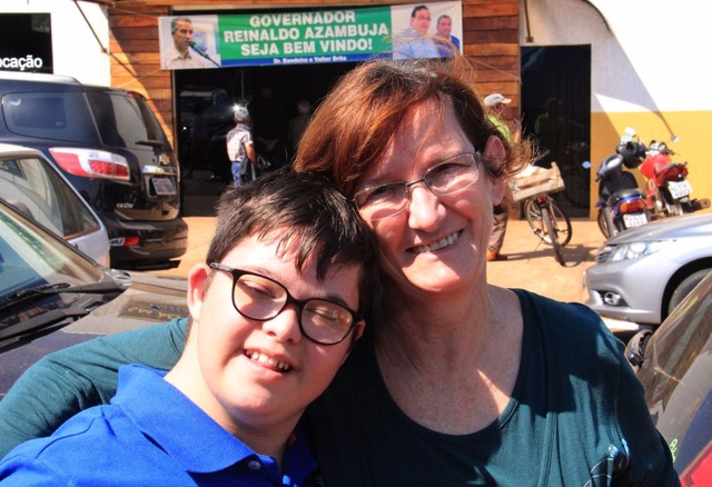 Lote Urbanizado une esforços para construção de 28 casas em Amambai Dona Olga e o filho Lucas depois da assinatura para construção das casas do Lote Urbanizado. Foto: Chico Ribeiro