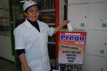 Vereador Prego distribui urnas para consultar a população Moradora colocando questionário em urna colocada no Mercado Dutra / Foto: Moreira Produções