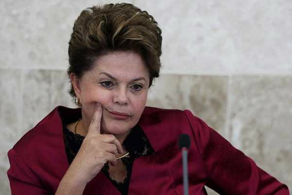 Dilma volta a defender reforma política por consulta popular