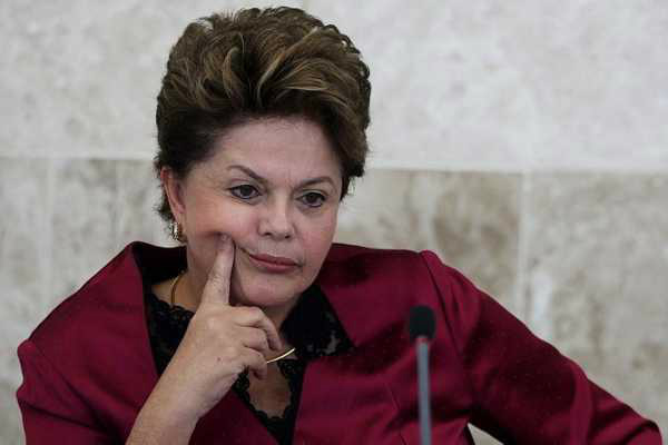 Dilma volta a defender reforma política por consulta popular Dilma volta a defender reforma política por consulta popular