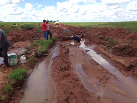Passagens alternativas são abertas para escoamento da safra em Amambai Funcionários da Prefeitura de Amambai e Produtores Rurais unem forças para a recuperação das estradas / Foto: Decom