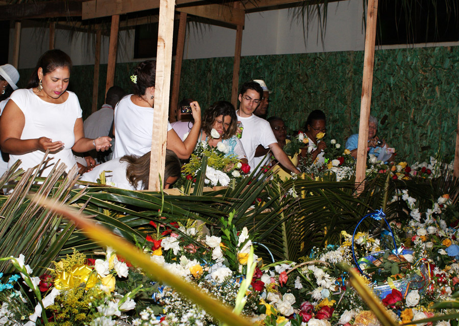 Devotos depositam presentes que serão levados ao mar em procissão  (Foto: Egi Santana/G1)
