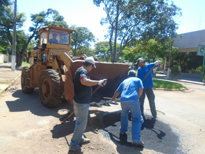 Operação Tapa Buraco é iniciada em Amambai Duas equipes trabalham simultaneamente para agilizar o processo de recuperação / Foto: Decom