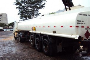 Caminhão-tanque com cigarros contrabandeadosfoi apreendido em MS (Foto: Divulgação/DOF)