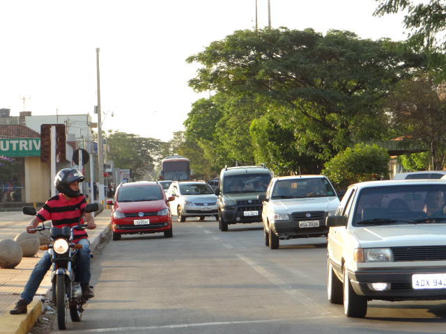 Amambai: uso do farol durante o dia na avenida Pedro Manvailer não é obrigatório O uso do farol aceso não é obrigatório na Pedro Manvailer / Foto: Moreira Produções