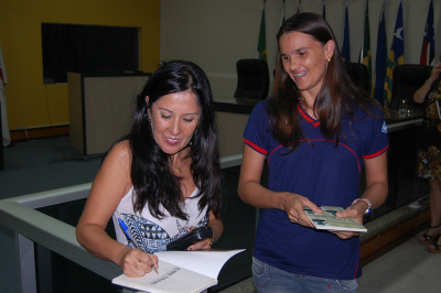 E/D- Escritora Clara Machado e a secretária de educação, Vera Lorensetti/Foto: Moreira Produções