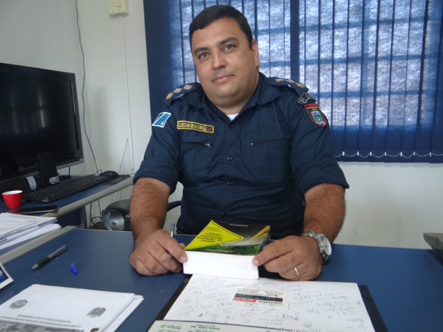 Amambai: uso do farol durante o dia na avenida Pedro Manvailer não é obrigatório Comandante da Polícia Militar de Amambai, major Carlos Magno da Silva / Foto: Moreira Produções