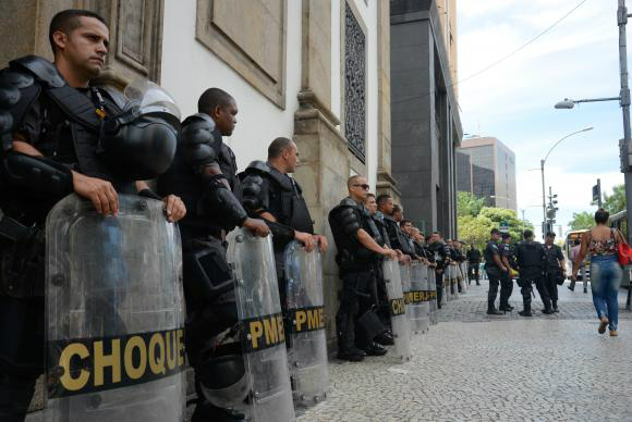 Em relatório, a organização não governamental Human Rights Watch diz que a legislação atual impõe punições desproporcionais a PMS que façam reclamações públicas