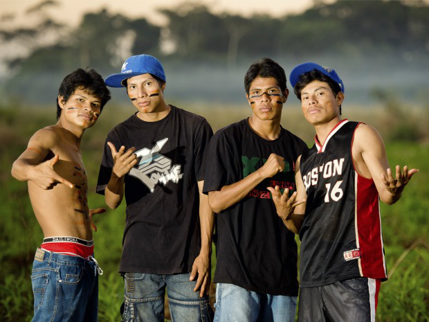 Índios viram rappers para valorizar a língua e cultura guarani em MS Índios viram rappers para valorizar a língua e cultura guarani em MS
