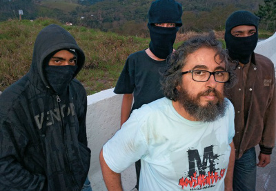 Black Blocs afirmam que são financiados por ONGs nacionais e estrangeiras Leonardo Morelli, da ONG Defensoria Social, e três dos participantes do encontro. Ele influencia os Black Blocs com suas causas (Foto: Leonel Rocha/ÉPOCA)
