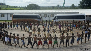 Índios usam mídias sociais para fortalecer voz própria Bancada ruralista quer suspensão de demarcações de territórios indígenas