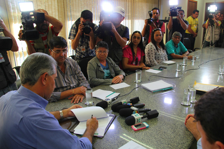 Vitória dos trabalhadores em educação: Piso por 20h e eleição para diretores.  