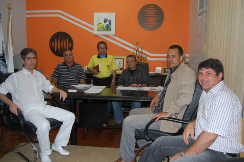 Presidente da Câmara de Amambai recebe visita de dirigentes do Rotary Os rotarianos de Amambai e o presidente do legislativo municipal, Roberto Protético.