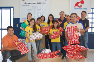 Crianças do Rotary Club de Amambai esbanjam solidariedade Em 2009, as crianças do Rotakids arrecadaram e distribuíram 390 brinquedos no Dia das Crianças.