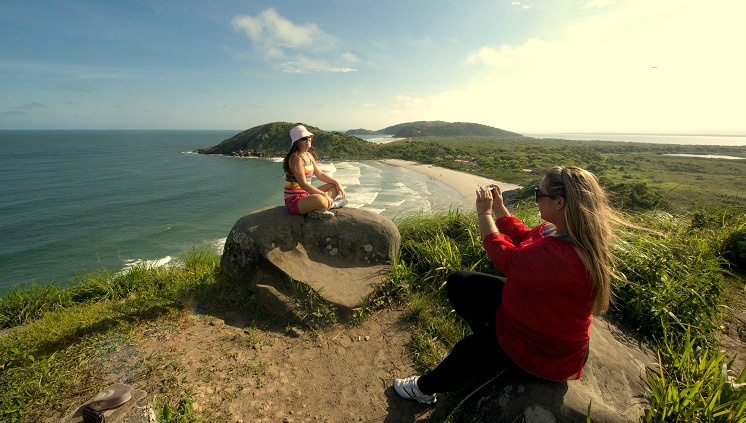 Sete em cada dez brasileiros escolhem o Brasil para viajar Ilha do Mel (PR). Foto:© David Rego Jr
