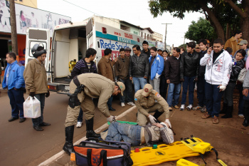 O condutor da moto sofreu fratura exposta e foi encaminhado ao Hospital Regional de AmambaiFoto: Moreira Produções 